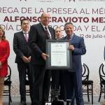 Entrega Menchaca Salazar presea al Mérito Jurídico 2024